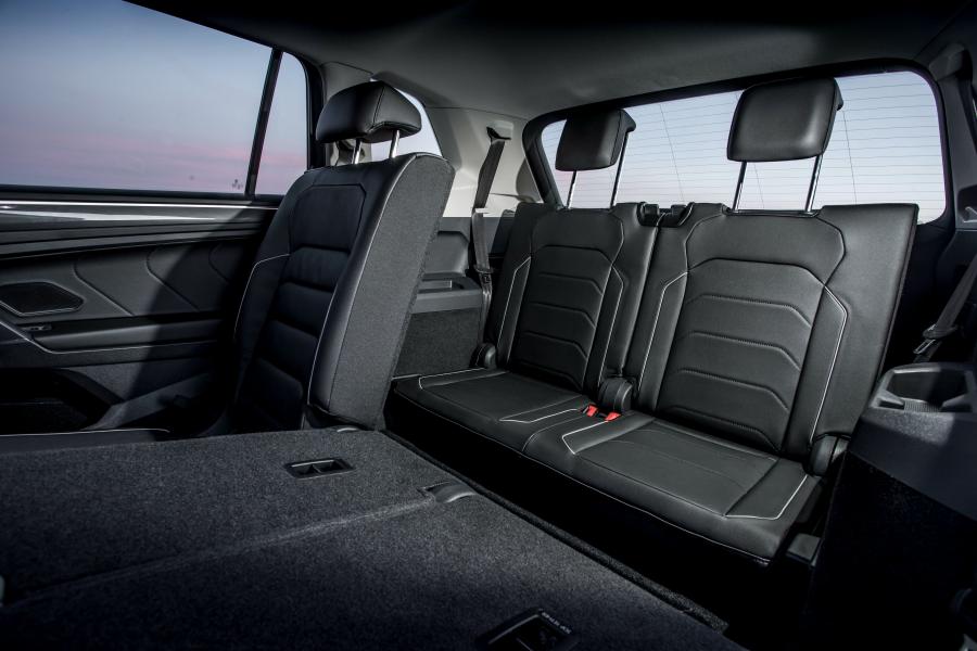 Интерьер Volkswagen Tiguan Allspace 2018 года  (UK) (фото 28 из 40)